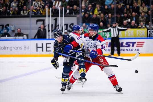 HV71s Andre Petersson och Oskarshamns Oscar Engsund och
