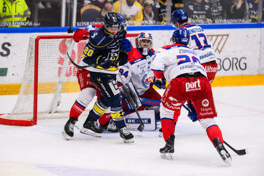 HV71s Andre Petersson framför Oskarshamns målvakt Marek