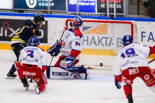 HV71s Åke Stakkestad  skjuter 2-0 på Oskarshamns målvakt