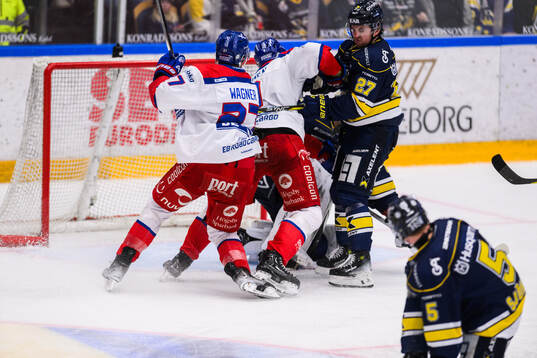 stökigt framför HV71s målvakt Frederik Dichow