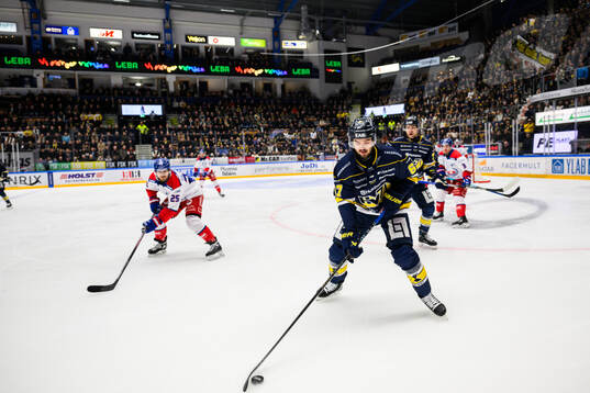 HV71s Oliwer Kaski och Oskarshamns Johannes Salmonsson