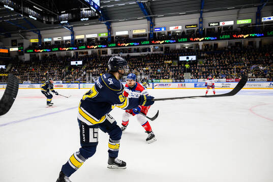 HV71s Oliwer Kaski och Oskarshamns Johannes Salmonsson
