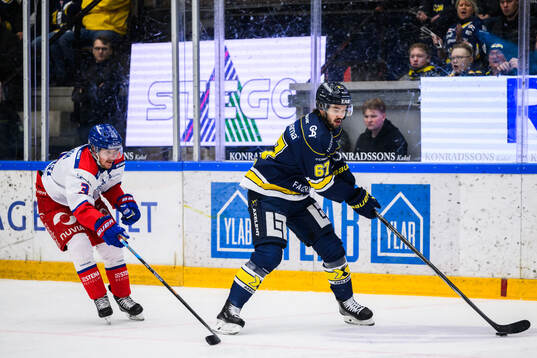 Oskarshamns Niclas Burström och HV71s Oliwer Kaski