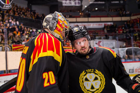 Brynäs Damian Clara och Johannes Kinnvall jublar