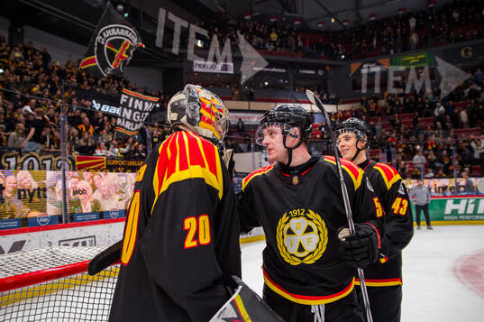 Brynäs Damian Clara och Karlis Cukste jublar