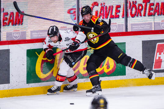 Nybros Nichlas Torp och Brynäs Greg Scott