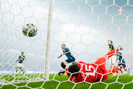 Djurgårdens Lucas Bergvall gör 0-1 bakom AIKs målvakt