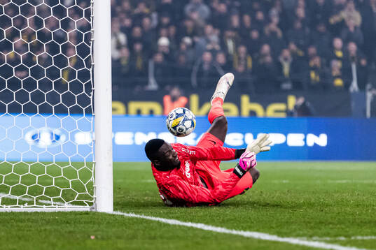 AIKs målvakt Ismael Diawara med en räddning