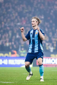 Djurgårdens Tobias Gulliksen jublar mot AIKs supportrar