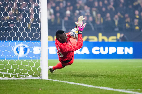 AIKs målvakt Ismael Diawara med en räddning