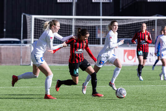 Brommapojkarnas Vera Blom och IK Uppsalas Ellen Andersson