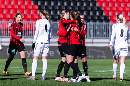 Brommapojkarnas Alice Ahlberg jublar med lagkamrater