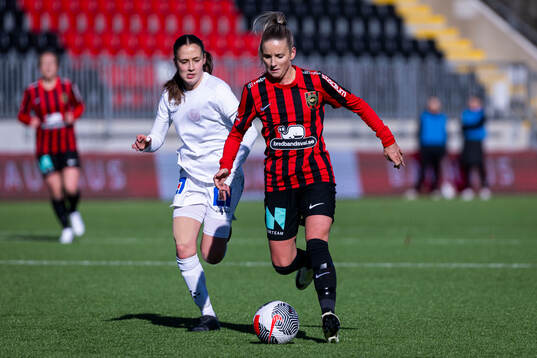 Brommapojkarnas Ellinor Johansson och IK Uppsalas Tekla