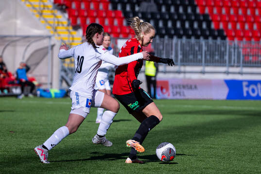 Brommapojkarnas Wilma Wärulf och IK Uppsalas Elin Flakberg