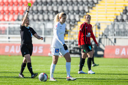 IK Uppsalas Olivia Mattsson får en gul kort av Domare Sara