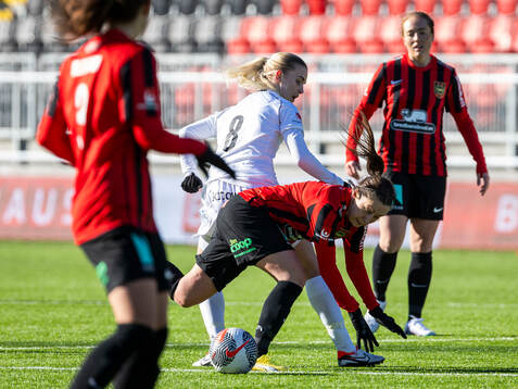 IK Uppsalas Olivia Mattsson och Brommapojkarnas Fanny Hjelm