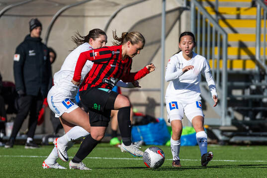 Brommapojkarnas Ebba Hjalmarsson och IK Uppsalas Clara