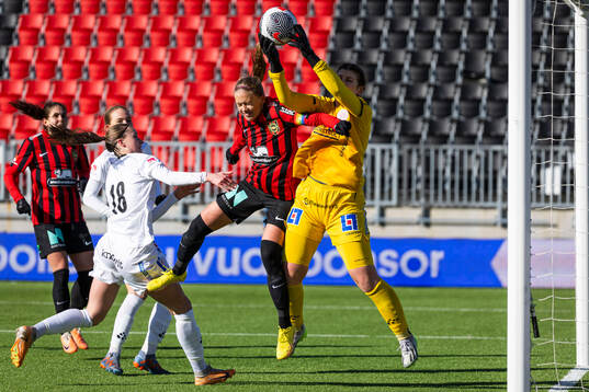 Brommapojkarnas Elsa Karlsson och IK Uppsalas målvakt