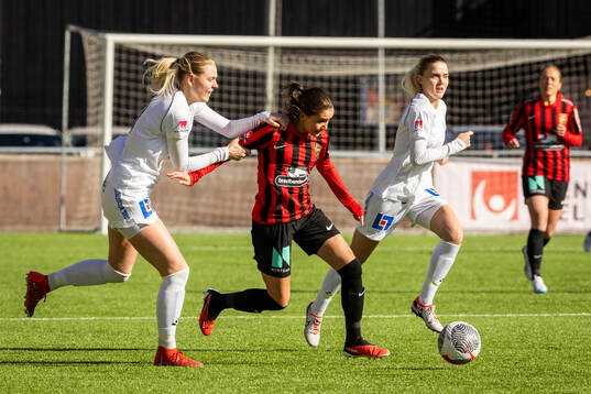 Brommapojkarnas Vera Blom och IK Uppsalas Ellen Andersson