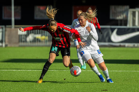 Brommapojkarnas Tuva Ölvestad och IK Uppsalas Maja