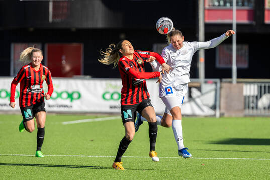 Brommapojkarnas Tuva Ölvestad och IK Uppsalas Maja