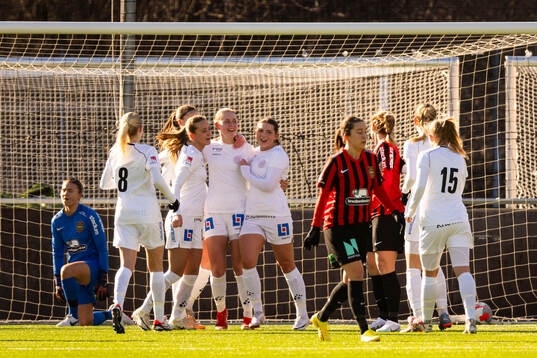 IK Uppsalas Ellen Andersson och lagkamrater jublar