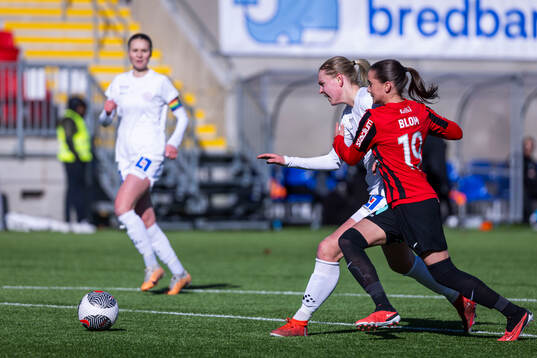 Brommapojkarnas Vera Blom och IK Uppsalas Ellen Andersson