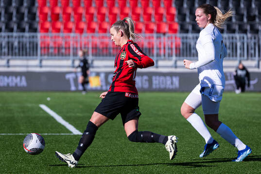 Brommapojkarnas Ellinor Johansson och IK Uppsalas Maja