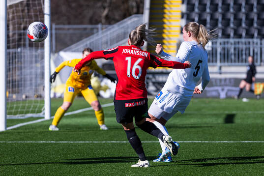Brommapojkarnas Ellinor Johansson och IK Uppsalas Maja
