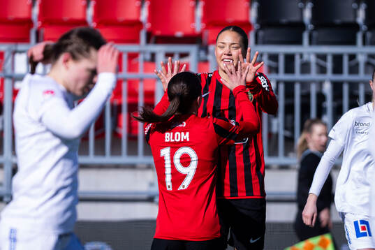 Brommapojkarnas Vera Blom och Tuva Ölvestad jublar