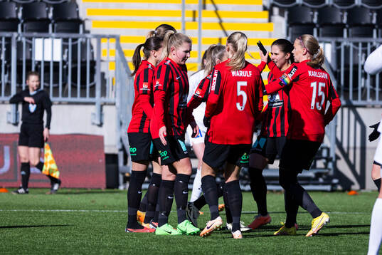 Spelarna från Brommapojkarnas jublar