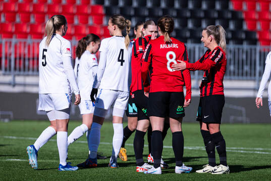 Brommapojkarnas Alice Ahlberg jublar med lagkamrater