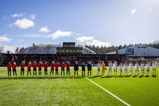 Brommapojkarnas och IK Uppsalas lag i lineup innan