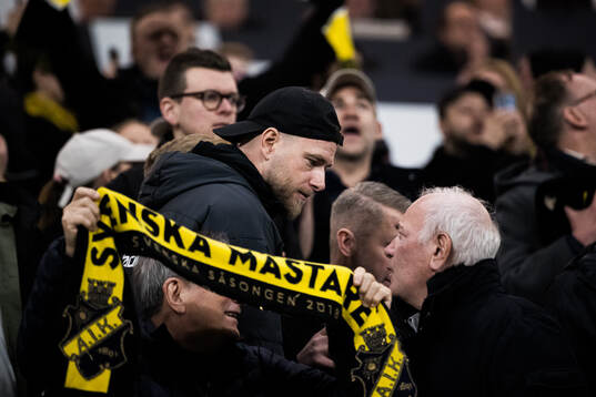 AIKs John Guidetti på läktaren