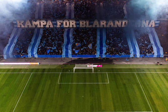 Djurgårdens supportrar med ett tifo