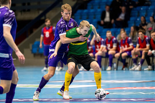 Sindre Svadberg of Sandefjord and Arne Holter of NTNUI