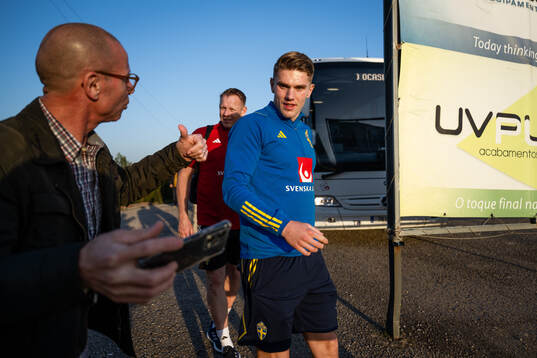 A fan asks for a picture with Viktor Gyökeres of the