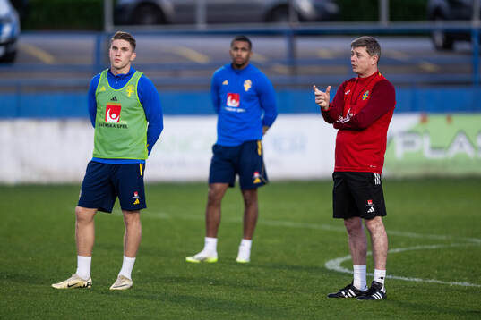 Viktor Gyökeres and head coach Jon Dahl Tomasson of the