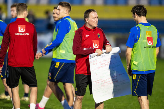 Assistant coach Remy Reijnierse holding a paper while