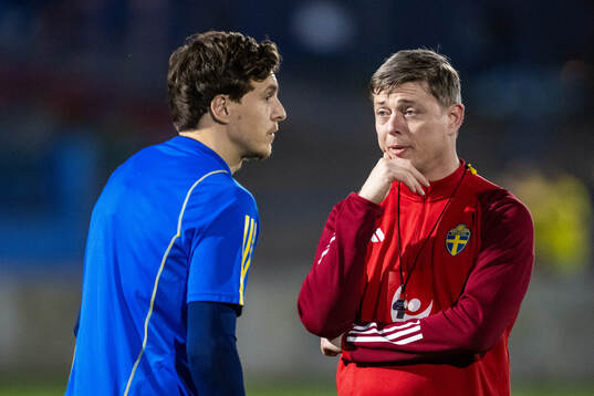 Victor Nilsson Lindelöf and head coach Jon Dahl Tomasson