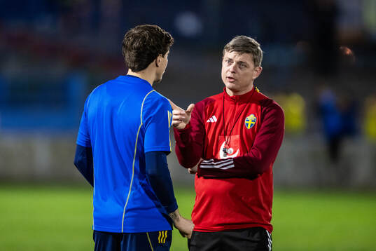 Victor Nilsson Lindelöf and head coach Jon Dahl Tomasson