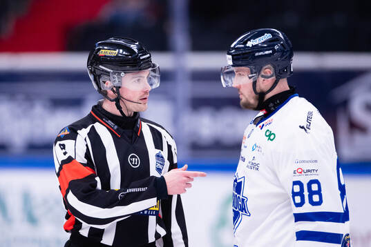 Karlskogas Jesper Kokkonen i samtal med domare