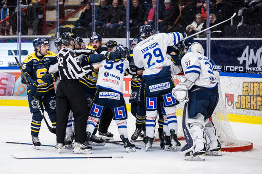 Bråk mellan Södertäljes och Karlskogas spelare