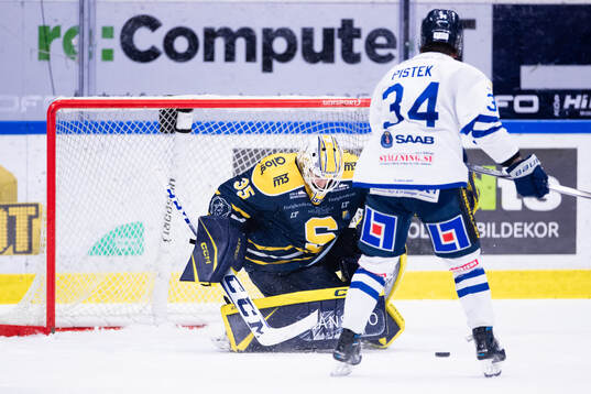Södertäljes målvakt Tomas Sholl med en straffräddning