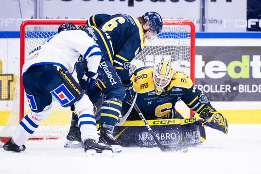 Södertäljes målvakt Tomas Sholl och Olli Vainio