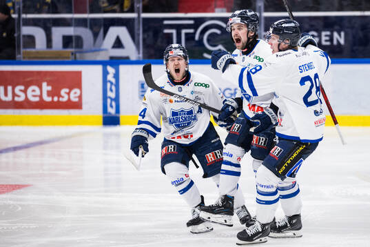 Karlskogas Theodor Pistek (m) jublar med Henrik Larsson (v)