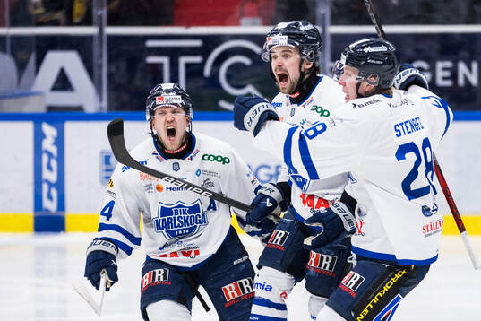 Karlskogas Theodor Pistek (m) jublar med Henrik Larsson (v)