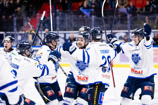 Karlskogas Theodor Pistek (m) jublar med lagkamrater