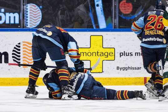 Djurgårdens Alexander Ytterell ligger och har ont