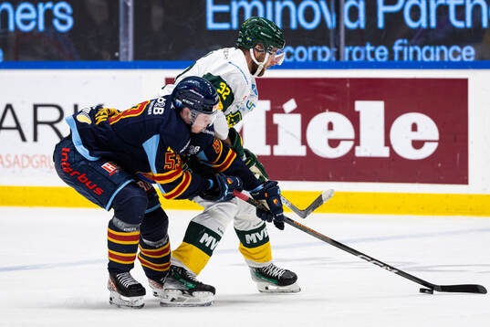 Djurgårdens David Blomgren och Björklövens Jacob Olofsson